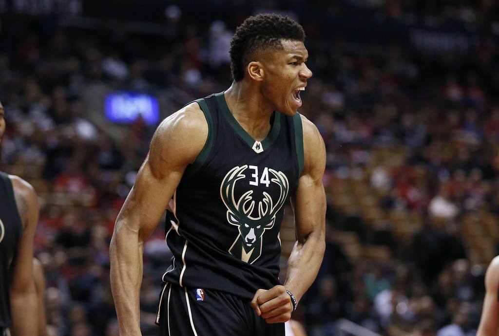 伯恩利主场灯光出现故障，让比赛一度中断